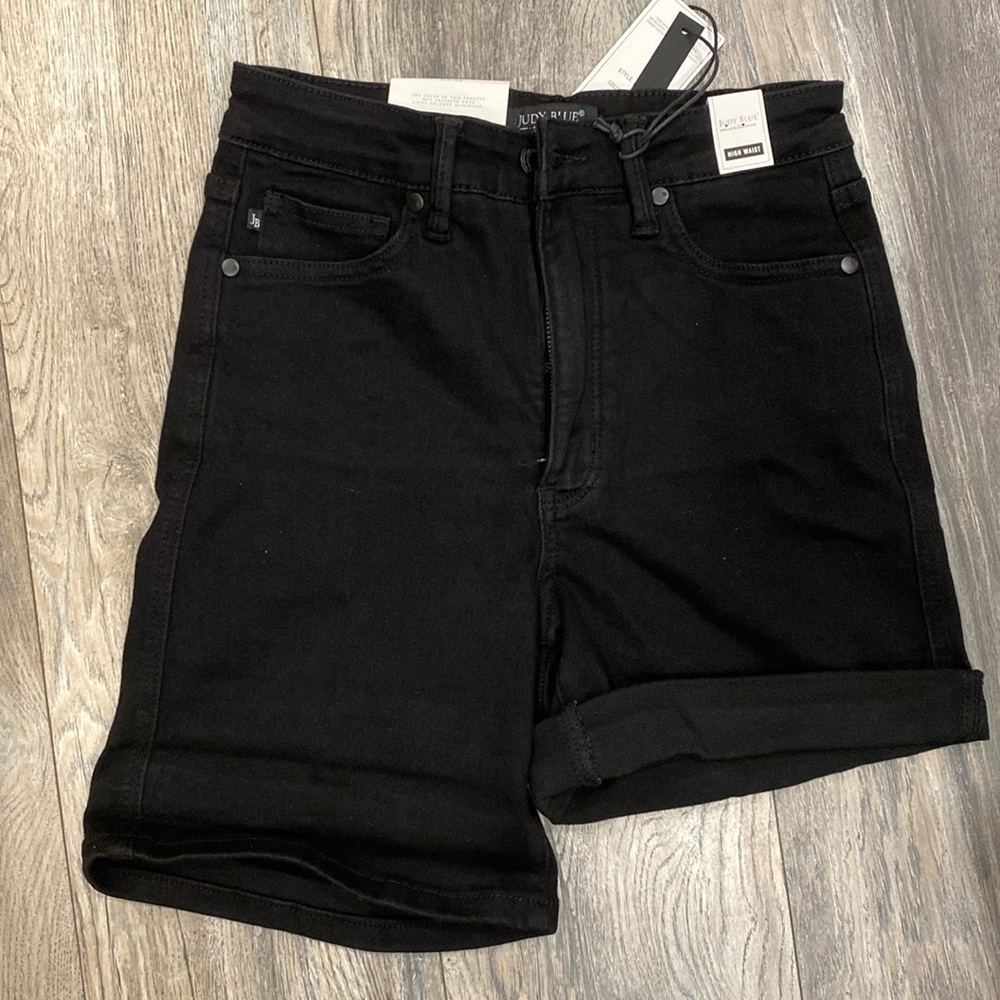 Judy blue black shorts
150237